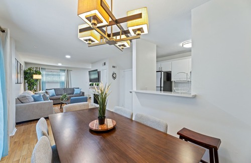 Oak Lawn Condo | Lux 2-bedroom Uptpwn condo with Parking and Wifi