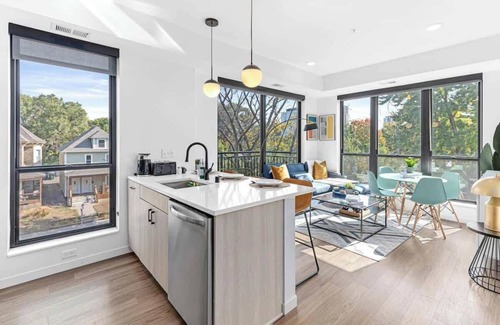St. Anthony West Apartment | Lux 2BD Gym, Rooftop, Street Parking by DT, UMN