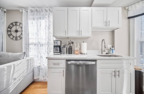 North End Apartment | Lux 2nd floor 3brm/1bath