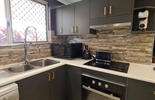 Stuart Park House | LUX 3 BEDROOM TOWNHOUSE with SPA/CHAMPAGNE STAYS DARWIN. 5 Minutes to CBD.