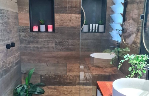 Stuart Park House | LUX 3 BEDROOM TOWNHOUSE with SPA/CHAMPAGNE STAYS DARWIN. 5 Minutes to CBD.