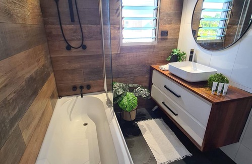 Stuart Park House | LUX 3 BEDROOM TOWNHOUSE with SPA/CHAMPAGNE STAYS DARWIN. 5 Minutes to CBD.