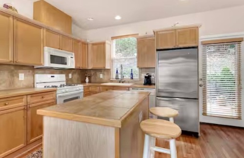 Education Hill House | Lux 3-bedroom townhome