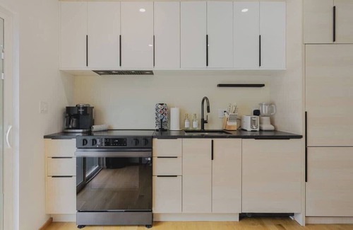 Central-Maverick Square - Paris Street Apartment | Lux 3BD Minutes Walk to Airport