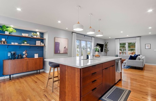 Arborview Neighborhood House | LUX 4b/2ba w/Sauna Theatre Hot Tub near Downtown