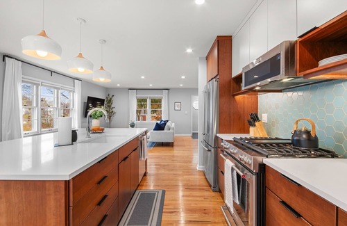 Arborview Neighborhood House | LUX 4b/2ba w/Sauna Theatre Hot Tub near Downtown