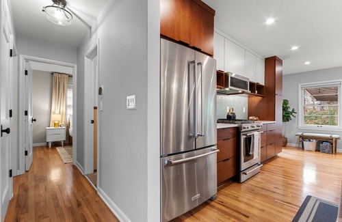 Arborview Neighborhood House | LUX 4b/2ba w/Sauna Theatre Hot Tub near Downtown