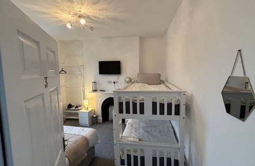Trafford House | Lux 4BR, Near airport, Nespresso, 8 bed, WI-FI, free parking
