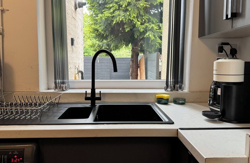 Trafford House | Lux 4BR, Near airport, Nespresso, 8 bed, WI-FI, free parking