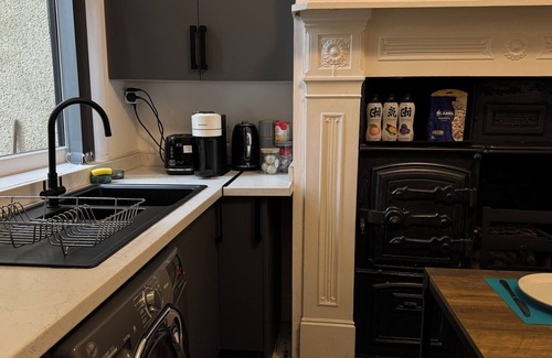 Trafford House | Lux 4BR, Near airport, Nespresso, 8 bed, WI-FI, free parking
