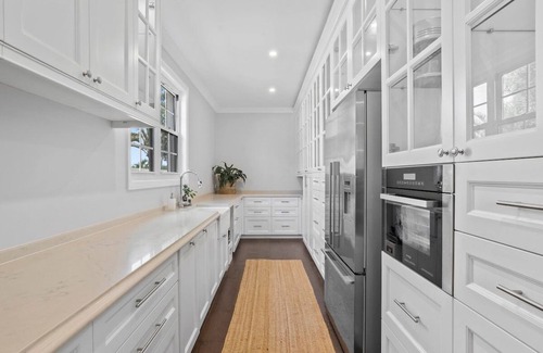 Carrara House | Lux 5 Bed Home Sleeps 16, Expansive Yard & Pool