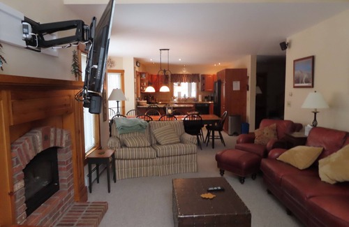 North Troy House | Lux 5BR/4BA V125 Ski I/O, 18-hole Championship Golf, Water Park, pet friendlynn