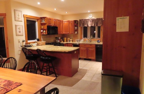 North Troy House | Lux 5BR/4BA V125 Ski I/O, 18-hole Championship Golf, Water Park, pet friendlynn
