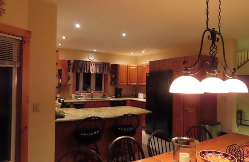 North Troy House | Lux 5BR/4BA V125 Ski I/O, 18-hole Championship Golf, Water Park, pet friendlynn