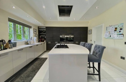 Peterborough House | Lux 6 Bed Peterborough Serviced Accommodation | Solari Living
