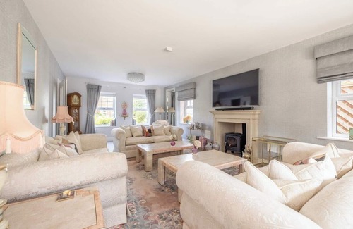 Winkfield House | Lux 6-Bedroom Windsor Home|Large Garden|Driveway