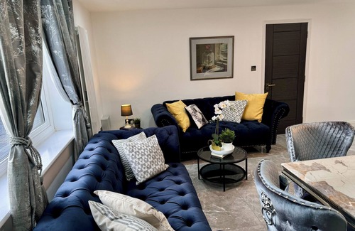 Waterlooville Villa | Lux 7 Bedroom residence. Villa