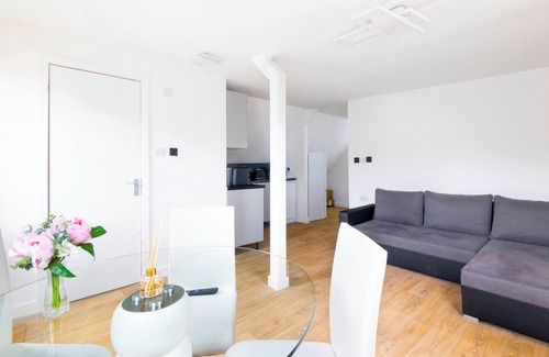 Wraysbury House | Lux 8Br Thamesfront Villa w/Yacht & Sauna