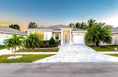 Homestead House | Lux Backyard/Heated Pool/Everglades/Speedway/Keys!
