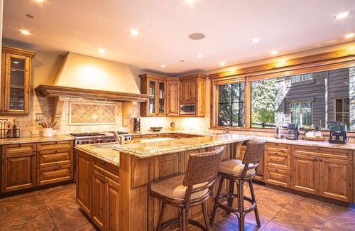 Warm Springs Condo | Lux Baldy Vista at Warm Springs Home + Hot Tub - Walk to SV Ski Lifts