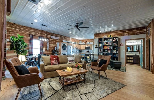 Clarkson House | lux barndo near nolin lake and mammoth cave