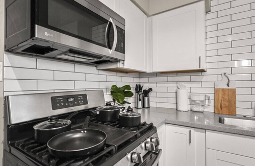 Peaceful Valley Apartment | LUX BED Stylish 2B Oldtown Scottsdale Free Parking