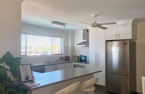 Runaway Bay Apartment | Lux Beds CANAL FRONT Jetty Canoes & 13M Pool