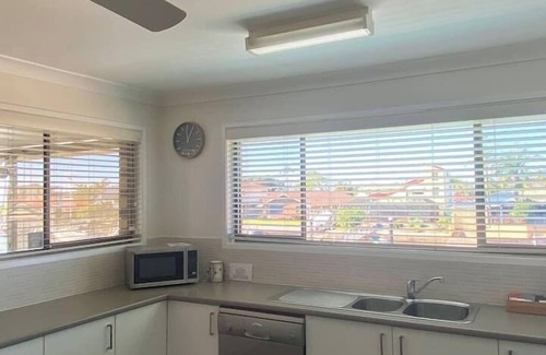 Runaway Bay Apartment | Lux Beds CANAL FRONT Jetty Canoes & 13M Pool