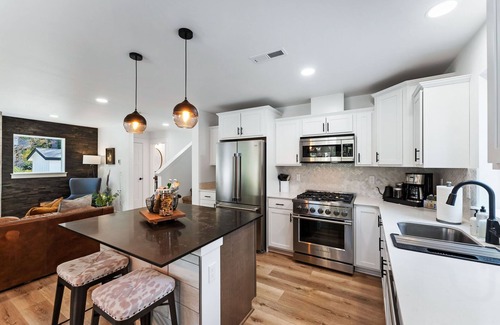 Cle Elum Cabin | LUX cabin on the golf course+hot tub+gas fireplace+EV Charger