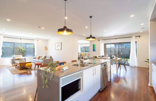 Clyde North House | Lux Clyde North Super Spacious Retreat