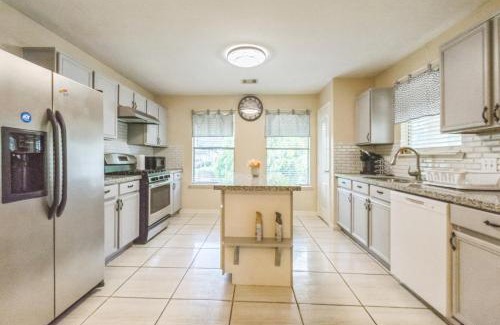 Houston Ski Chalet | Lux Comfy Home Mins To NW Med Hospital Airport!