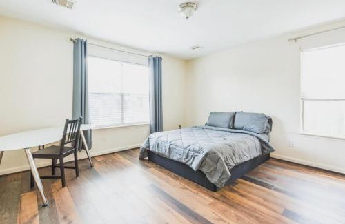 Houston Ski Chalet | Lux Comfy Home Mins To NW Med Hospital Airport!