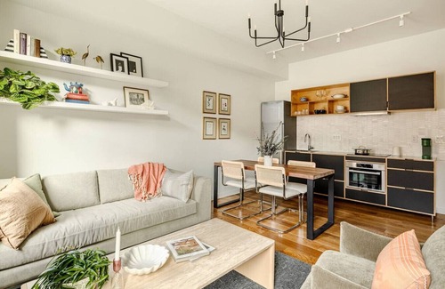 Cincinnati Apartment | Lux Condo Near Washington Park | Walk Everywhere