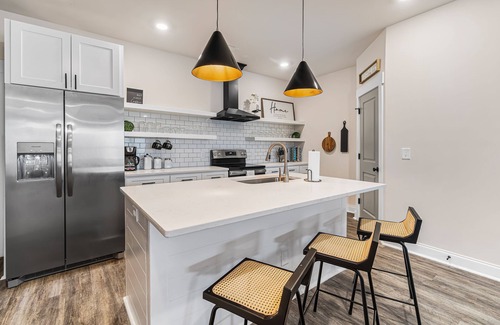 Pineville House | Lux Contemporary - 0.2 miles from South Charlotte - 10mins from NCAA games