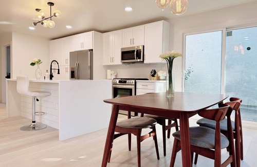 Elk Grove House | Lux. Contemporary at Heart of EG