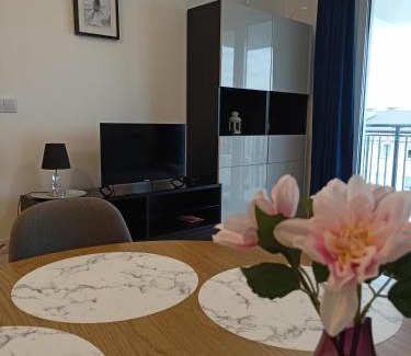 Pruszkow Apartment | Lux Corner Park przestronne mieszkanie z klimatyzacją i podziemnym garażem