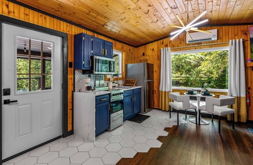 Sevierville Cabin | Lux Couples Getaway! Private Theatre! Hot tub! Fire-pit! SEASONAL SPECIALS!