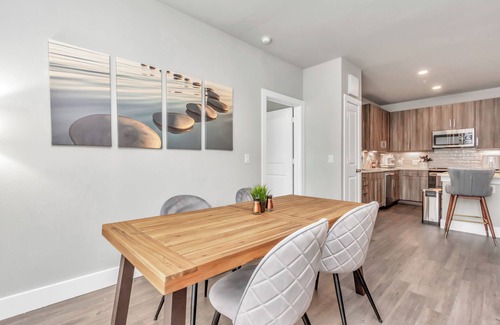 Katy Apartment | Lux & Cozy 2 Bedroom Suite - Resort Pool, Fitness Room & WiFi - Houston