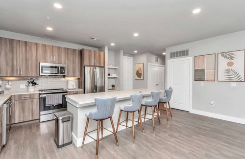 Katy Apartment | Lux & Cozy 2 Bedroom Suite - Resort Pool, Fitness Room & WiFi - Houston