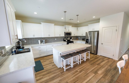 Greenacres House | Lux Cozy Model Home. King Beds, 86" TV, Sleeps 8