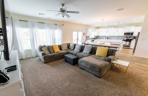 Greenacres House | Lux Cozy Model Home. King Beds, 86" TV, Sleeps 8