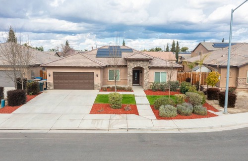 Greenacres House | Lux Cozy Model Home. King Beds, 86" TV, Sleeps 8