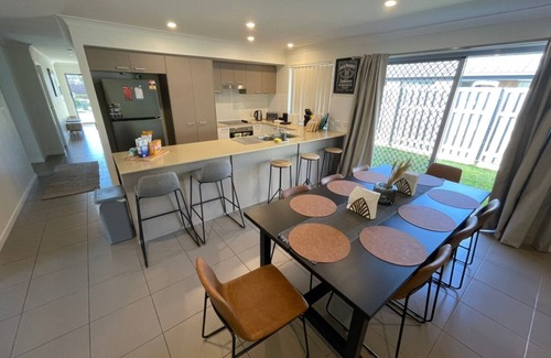 Burpengary East House | LUX Exotic Holiday House in Burpengary East