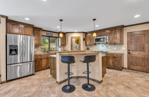 Granite Bay House | Lux Family Retreat-Pizza Oven-Dogs-Lake 1 Mile