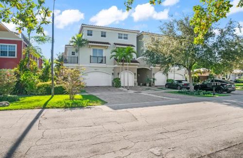 Coral Ridge House | Lux Home with Rooftop & Elevator 2mi to Beach