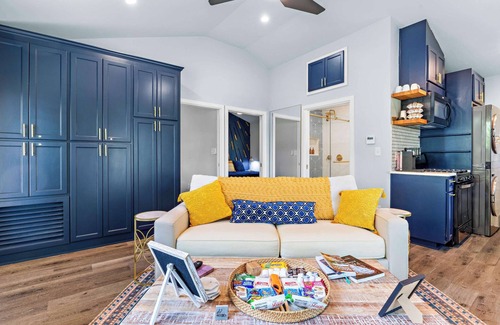 Spicewood Cabin | Lux, Hot tub, Nature, Modern, 35 min to ATX - Game room and Pool Access