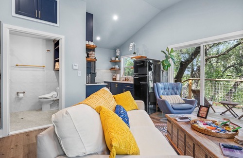 Spicewood Cabin | Lux, Hot tub, Nature, Modern, 35 min to ATX - Game room and Pool Access