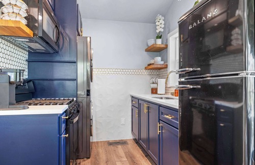 Spicewood Cabin | Lux, Hot tub, Nature, Modern, 35 min to ATX - Game room and Pool Access