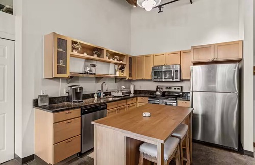 Strip District Apartment | Lux Industrial 2 Bedroom 2 Full Bath Strip District & River walk Near Downtown