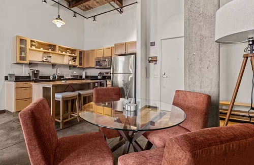 Strip District Apartment | Lux Industrial 2 Bedroom 2 Full Bath Strip District & River walk Near Downtown